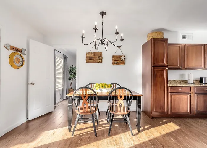 Charming 3b2b Oasis Apartment